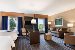 um quarto de hotel com uma cama e uma secretária em Hampton Inn and Suites Camp Springs em Camp Springs