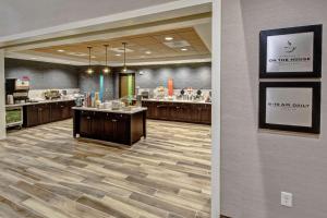 una hall con un bancone in un negozio di Hampton Inn & Suites Culpeper a Culpeper