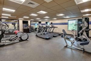 una palestra con diversi tapis roulant e macchinari per il cardio-fitness di Hampton Inn & Suites Culpeper a Culpeper