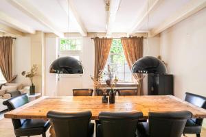 comedor con mesa de madera y sillas en Filion's Place, en Roosendaal