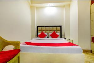 Кровать или кровати в номере Hotel Nancy Dx Near New Delhi Railway Station