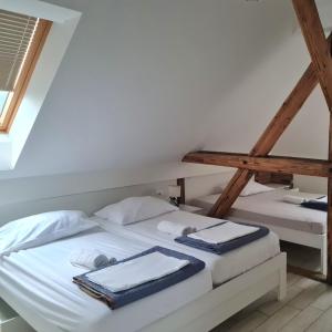 Ліжко або ліжка в номері AZUR ROOMS LJUBLJANA