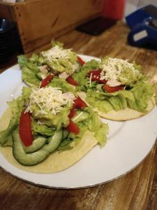 Comida na casa de hóspedes ou em algum lugar perto