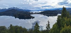 サン・カルロス・デ・バリローチェにあるPosada del Ñirecoの木々や山々が茂る湖の景色