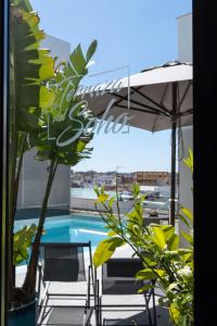 einen Balkon mit Poolblick in der Unterkunft Soho Boutique Catedral in Sevilla