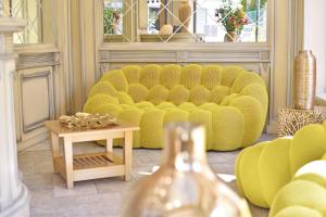 A seating area at Hôtel Le Rocher