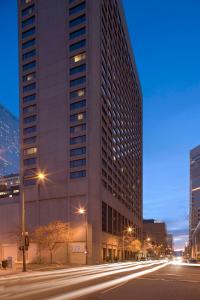 een hoog gebouw in een stadsstraat 's nachts bij Grand Hyatt Denver in Denver