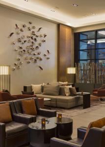 Grand Hyatt Denver tesisinde bir oturma alanı