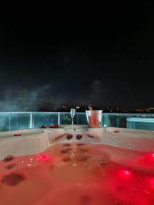 Naktsmītnes GAVAS APARTMENTS - Jacuzzi & Panoramic View pilsētā Kluža-Napoka fotogalerijas attēls