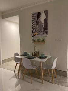 comedor con mesa blanca y sillas en شقة عائلية خاصة مفروشة في الخبر 1, en Al Khobar