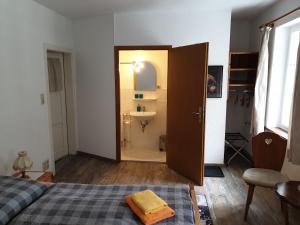 Kottmarschenke - Gästezimmer und Ferienwohnung am Kottmar房間的床