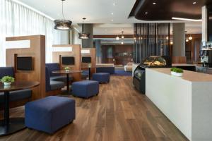 O zonă de relaxare la Residence Inn by Marriott Calgary Airport