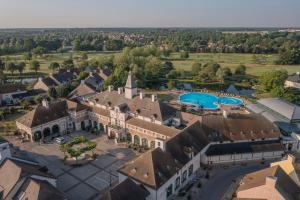 z góry widok na duży budynek z basenem w obiekcie Marriott's Village d'Ile-de-France w mieście Bailly-Romainvilliers