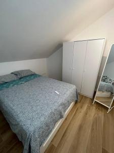 Tempat tidur dalam kamar di Villetta bifamiliare Jesolo