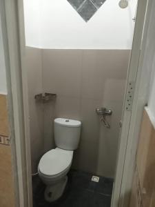 Un baño de Hotel Srikandi Baru