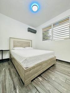 - une chambre blanche avec un grand lit dans l'établissement Pasavento - Family Modern Suite, à Aguadilla