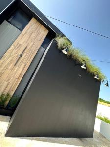 une rampe noire avec de l'herbe au-dessus d'un bâtiment dans l'établissement Pasavento - Family Modern Suite, à Aguadilla