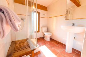 La salle de bains est pourvue de toilettes et d'un lavabo. dans l'établissement Casa Vecchia rooms + apartments, à Calvi