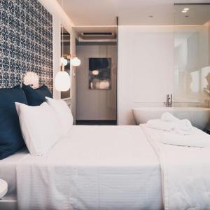 Tempat tidur dalam kamar di BLUE LUXURY SUITES