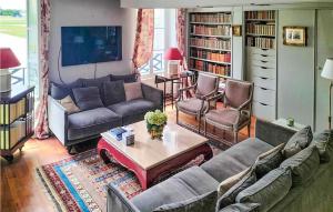 ein Wohnzimmer mit Sofas und einem Couchtisch in der Unterkunft Lovely Apartment In Chantilly With Wifi in Chantilly