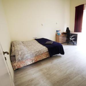 Llit o llits en una habitació de Rooms in Vilnius