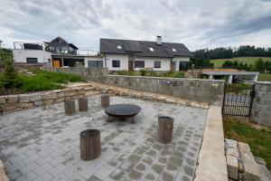 une terrasse avec une table et une clôture ainsi qu'une maison dans l'établissement Ubytování v soukromí v Šachu, à Volfířov