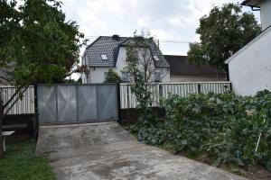 Vrt u objektu Central-Vintage Villa with free Parking and 5min walk to Metro