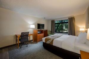 A bed or beds in a room at Suburban Studios Canon City