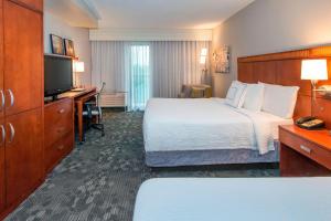 Rúm í herbergi á Courtyard by Marriott Montgomery Prattville