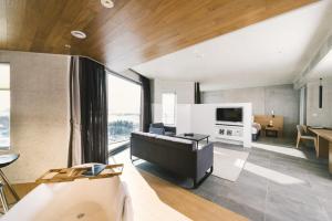 A television and/or entertainment centre at Nest Hotel Incheon