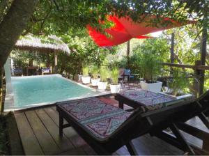 The swimming pool at or close to Moemoea Lodge