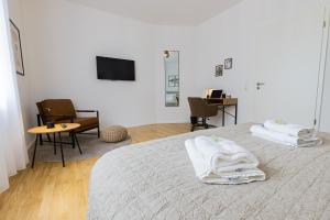 A bed or beds in a room at LaMiaCasa City Groupes & Familles 140qm