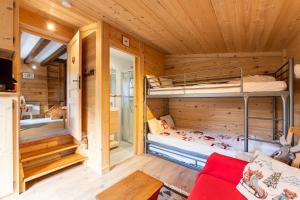 - une chambre avec 2 lits superposés dans une cabine dans l'établissement Chalet du Brey - Avec terrasse et jardin, à Saint-Gervais-les-Bains