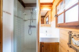 La salle de bains est pourvue d'une douche et d'un lavabo. dans l'établissement Chalet du Brey - Avec terrasse et jardin, à Saint-Gervais-les-Bains