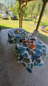 een tafel met borden voedsel erop met een vork bij Vila MM Boračko jezero in Konjic