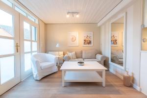 A bed or beds in a room at Landhaus am Meer - Whg 2 Süderaue