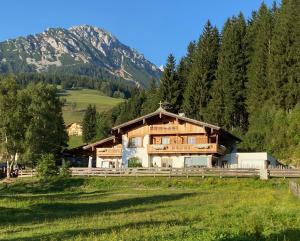 ein großes Holzhaus inmitten eines Feldes in der Unterkunft Das Anja Alt Filzmoos in Filzmoos