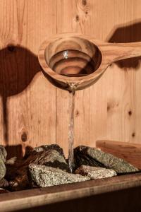 ein hölzernes WC mit Wasser aus ihm heraus in der Unterkunft Alpinhotel Maistatt in Schladming