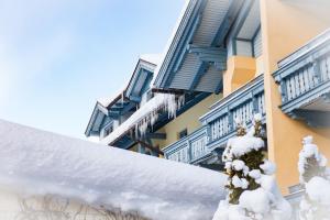 ein Gebäude mit Schnee an der Seite in der Unterkunft Alpinhotel Maistatt in Schladming