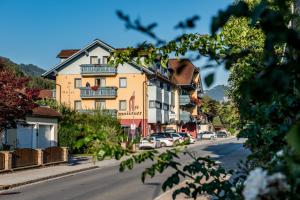 eine Straße in einer Stadt mit Autos auf der Straße in der Unterkunft Alpinhotel Maistatt in Schladming