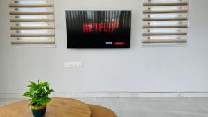 een televisie aan een muur in een kamer bij Blissful Villa in Grand Baie