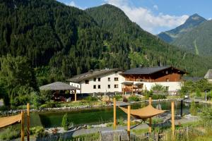 una casa en medio de una montaña en Hotel Gasthof Adler, en Sankt Gallenkirch