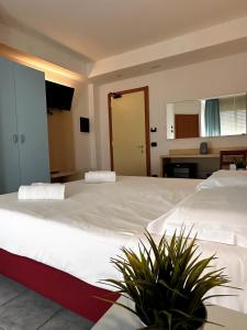 A bed or beds in a room at Hotel Grecale - Venturina Terme