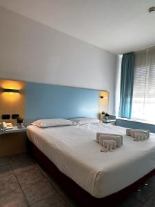 A bed or beds in a room at Hotel Grecale - Venturina Terme