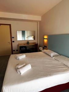 A bed or beds in a room at Hotel Grecale - Venturina Terme