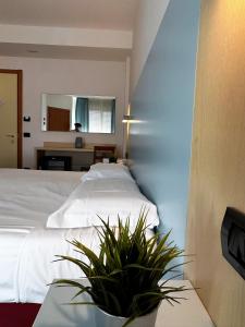 A bed or beds in a room at Hotel Grecale - Venturina Terme