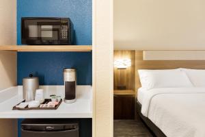 Holiday Inn Express Toledo North, an IHG Hotel tesisinde bir odada yatak veya yataklar