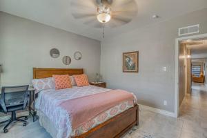 エルパソにあるClose to All, Restfull, Cozy Duplex B in Downtown, UTEP, Hospitalsのベッドルーム1室(ベッド1台、デスク、シーリングファン付)