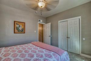 エルパソにあるClose to All, Restfull, Cozy Duplex B in Downtown, UTEP, Hospitalsのベッドルーム1室(ベッド1台、シーリングファン付)