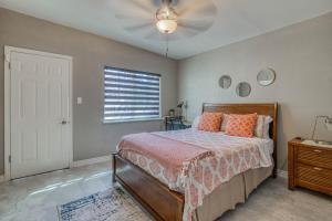 エルパソにあるClose to All, Restfull, Cozy Duplex B in Downtown, UTEP, Hospitalsのベッドルーム1室(ベッド1台、シーリングファン付)